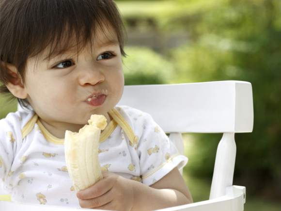 邻居老给孩子零食该怎么办,长辈老是买东西给孩子吃怎么感谢