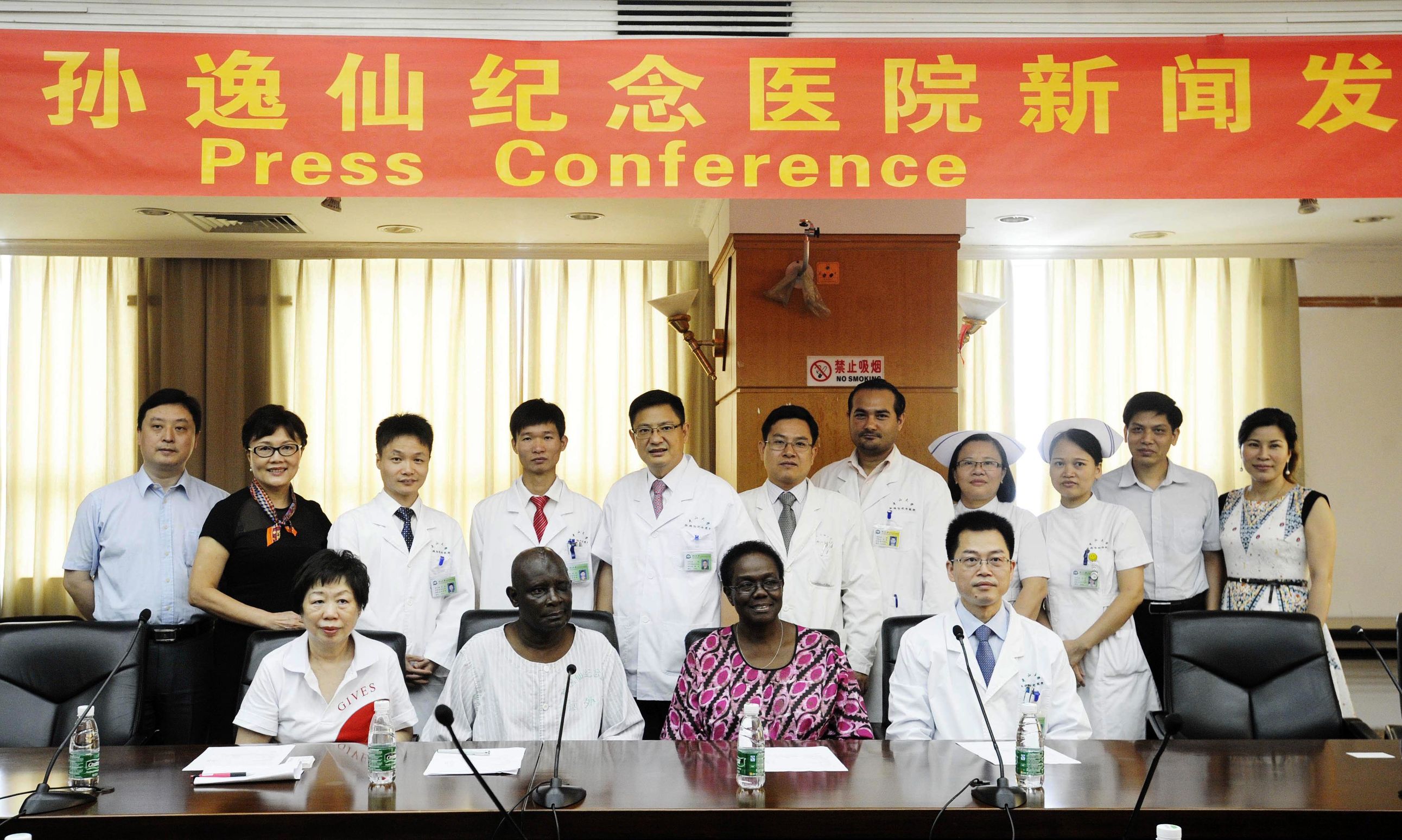 乌干达脑瘤患者被误诊为眼病中山二院高水平手术还其健康