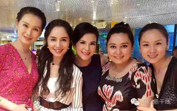 行走两岸看世界,她是来自*疆新**的女主播