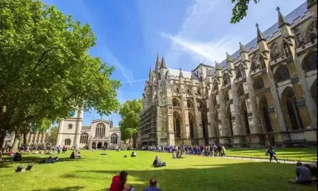 小编写完这条微信就请假去英国了,老板,这是我离英国最近的时刻