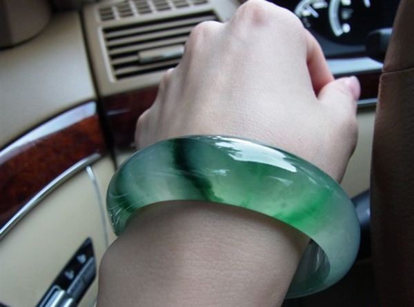 戴玉镯是人养玉还是玉养人,玛瑙手镯玉的手镯哪个养人