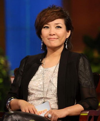 超杨澜谢娜,她才是最牛女主持,离职央视赚10亿老公竟也是大佬