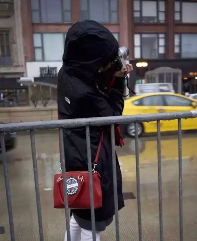 打个屁伞，真·青年就该披上雨衣起来嗨|潮物草坪