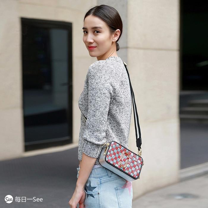 100个值得买的包包品牌,今年很流行宽肩带包包
