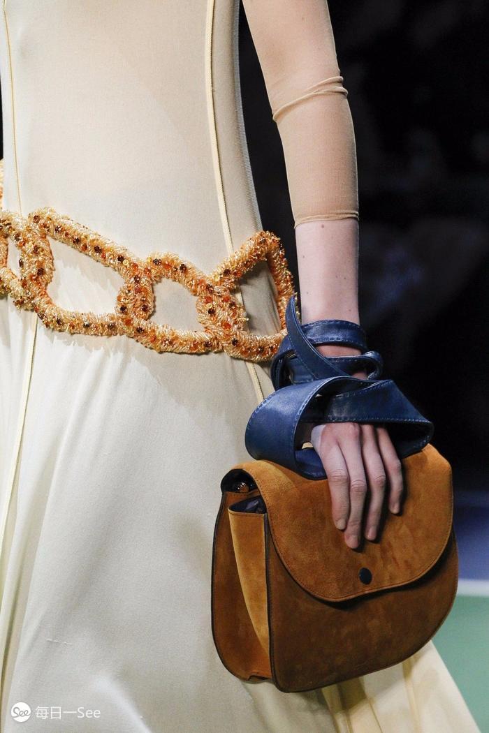 100个值得买的包包品牌,今年很流行宽肩带包包