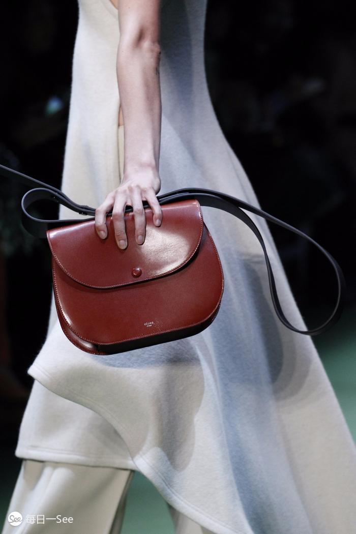 100个值得买的包包品牌,今年很流行宽肩带包包