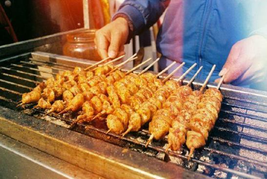 小伙摆摊卖烧烤一个月5万,卖烧烤一年赚10万