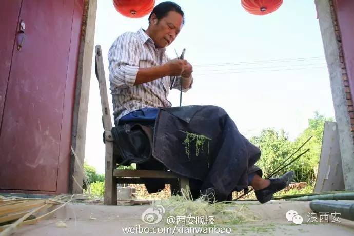 西安白鹿原上有位编花篮高手准备用竹子再现民居