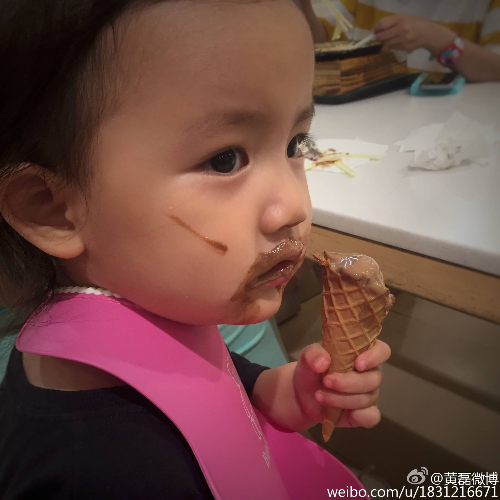 黄磊女儿多多和妹妹妈妈的合照,黄磊多多和多妹