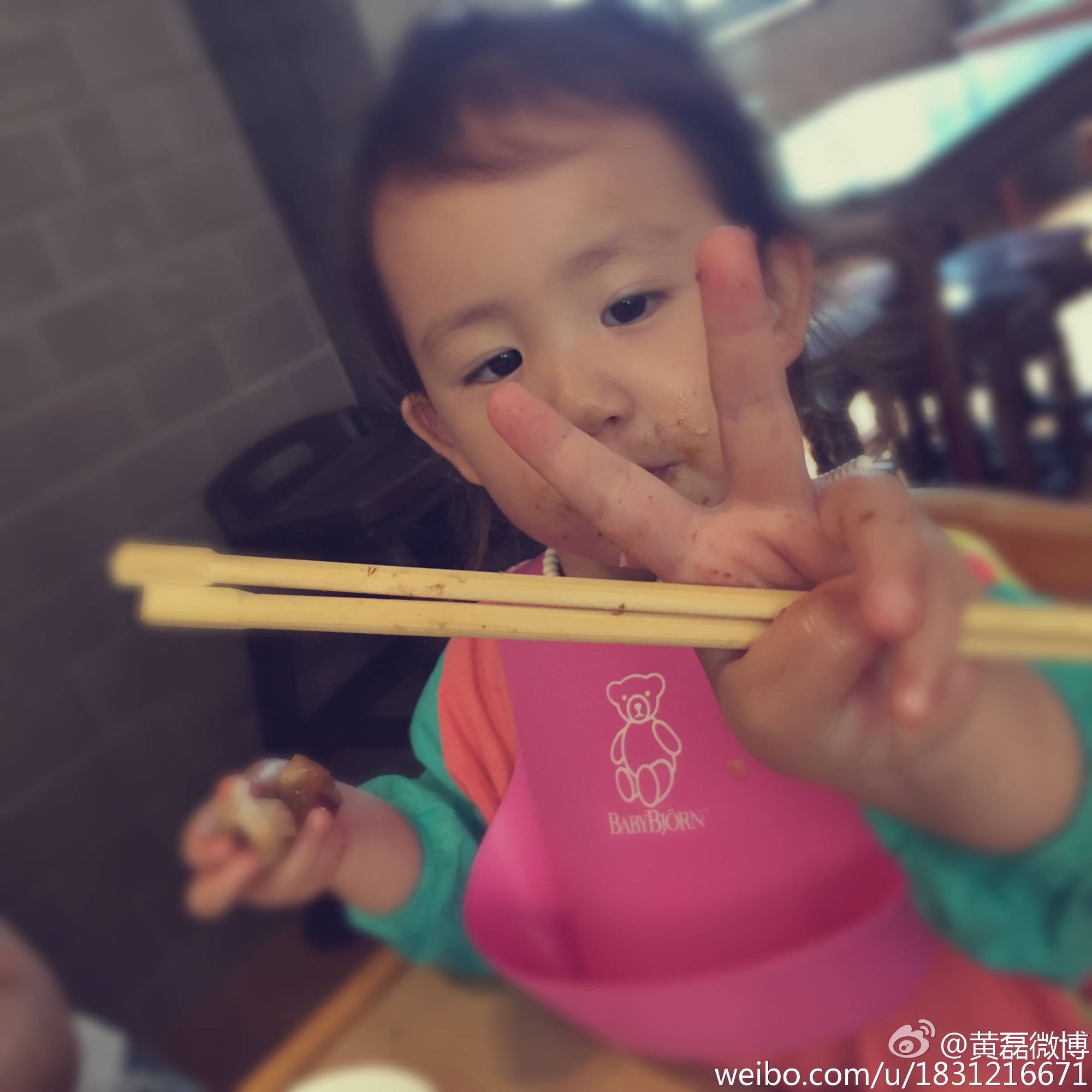 黄磊女儿多多和妹妹妈妈的合照,黄磊多多和多妹