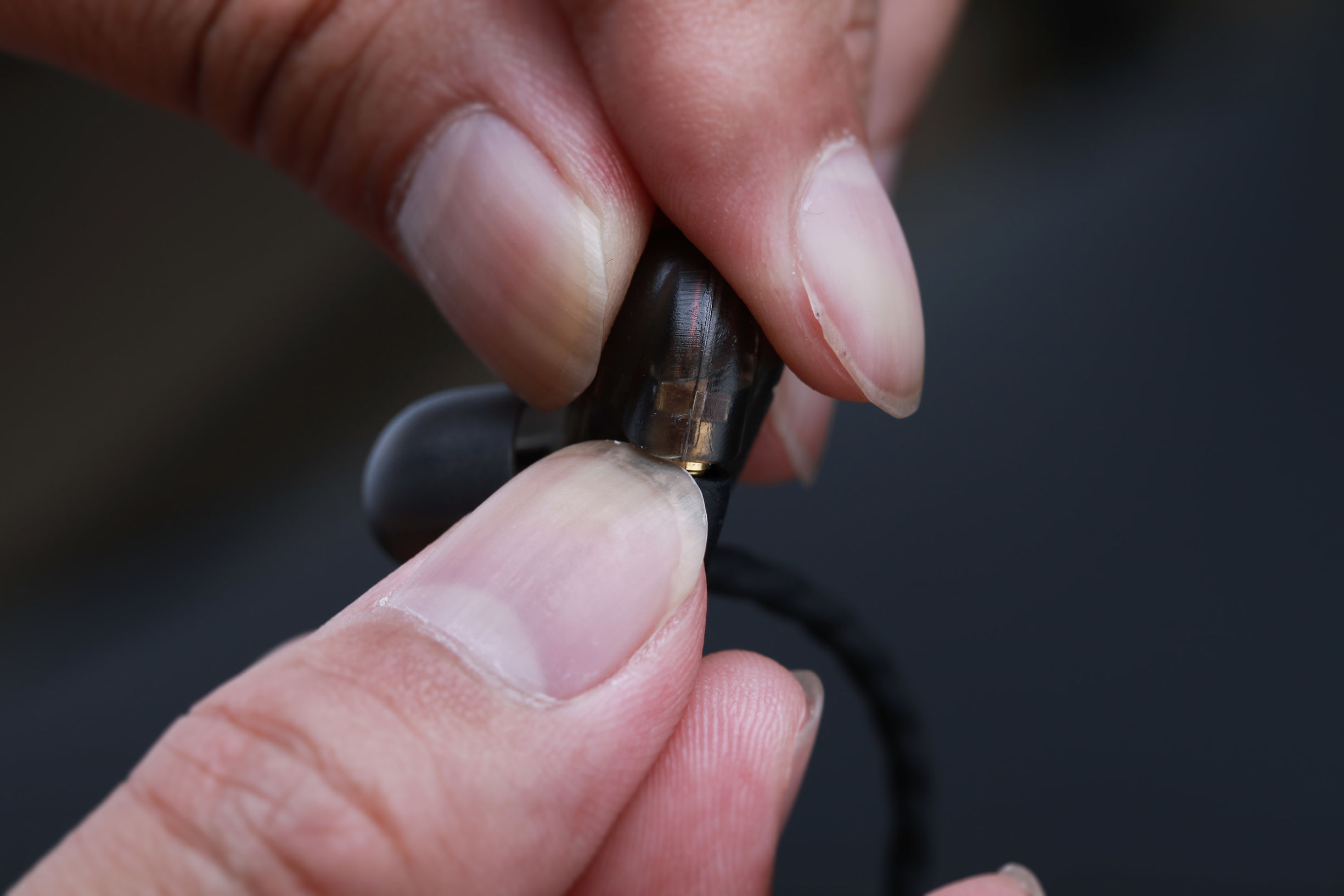 带线的耳机怎么拆卸,拆卸耳机线方法