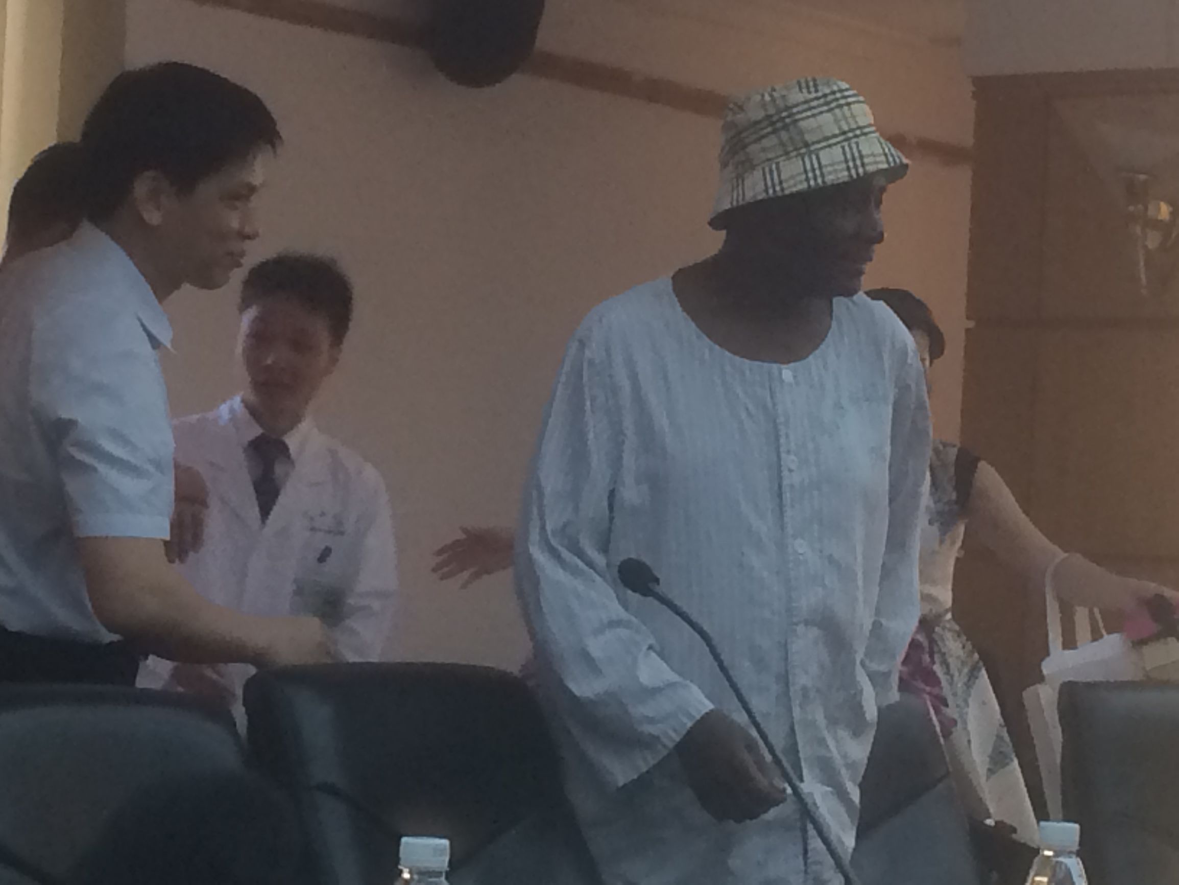 乌干达脑瘤患者被误诊为眼病中山二院高水平手术还其健康