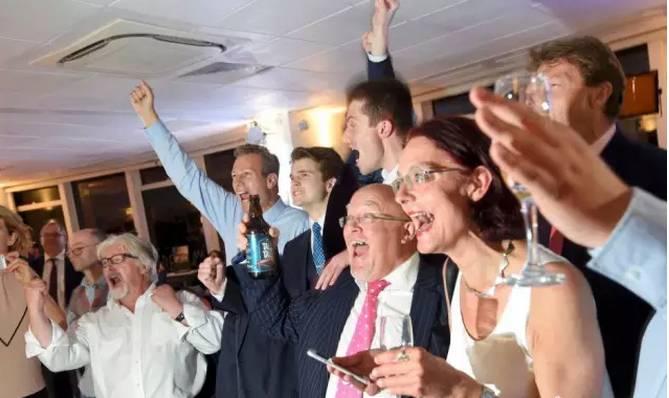 英国脱欧英国女孩 (英国脱欧戏剧性)