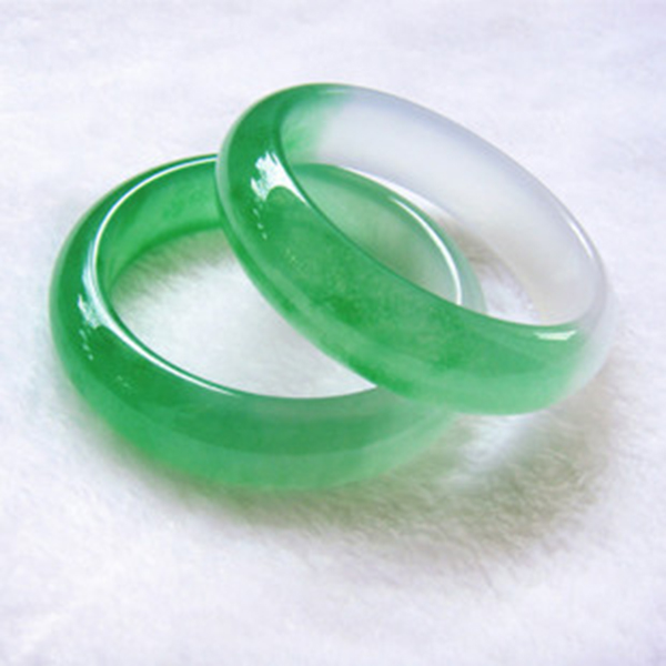 戴玉镯是人养玉还是玉养人,玛瑙手镯玉的手镯哪个养人