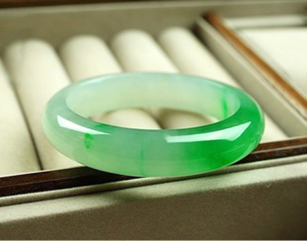 戴玉镯是人养玉还是玉养人,玛瑙手镯玉的手镯哪个养人