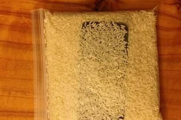 玩手机进水池,手机进水后常识