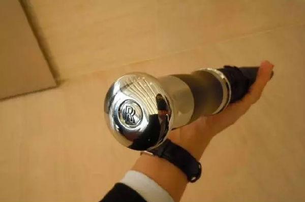 劳斯莱斯的雨伞真的值10万元吗,劳斯莱斯配备雨伞