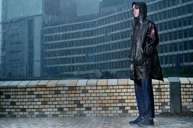 打个屁伞，真·青年就该披上雨衣起来嗨|潮物草坪