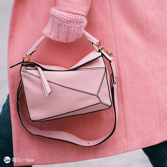 100个值得买的包包品牌,今年很流行宽肩带包包