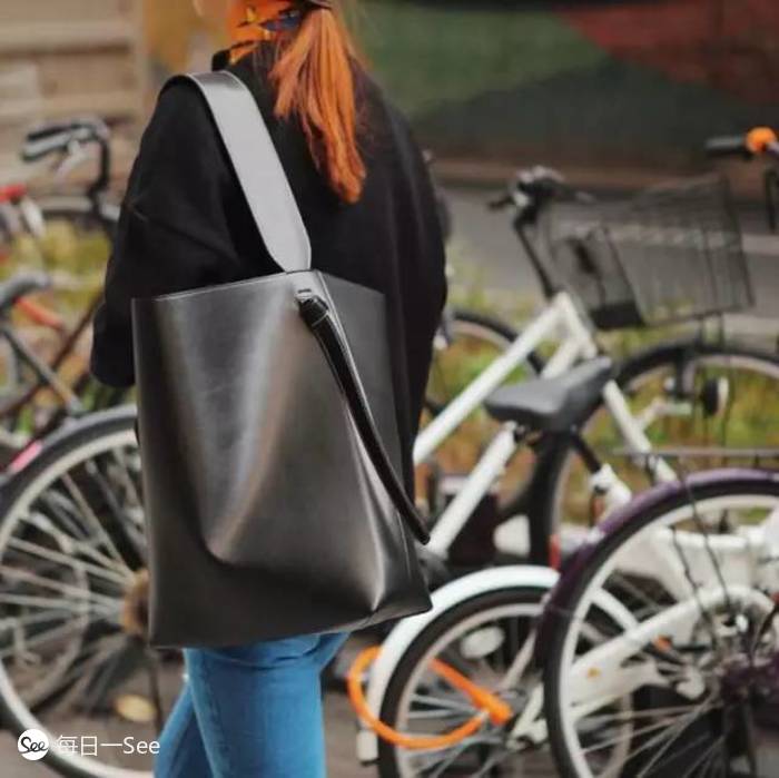 100个值得买的包包品牌,今年很流行宽肩带包包