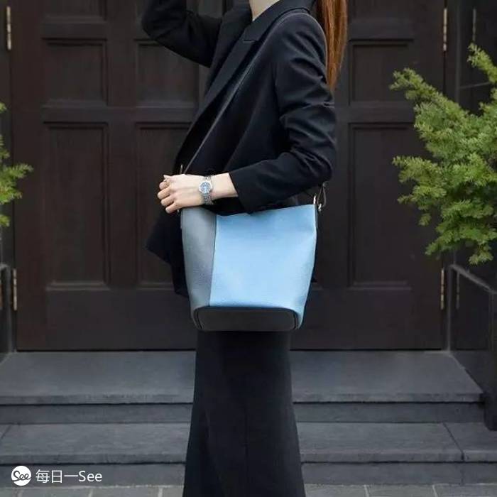 100个值得买的包包品牌,今年很流行宽肩带包包