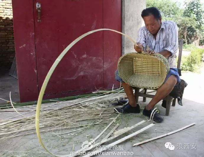 西安白鹿原上有位编花篮高手准备用竹子再现民居
