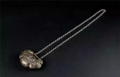 满月戴长命锁绳子有什么讲究,给婴儿买长命锁和手镯有什么讲究