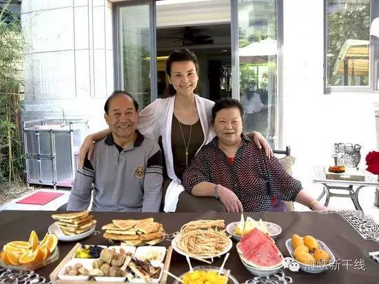 行走两岸看世界,她是来自*疆新**的女主播