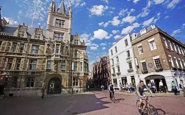 小编写完这条微信就请假去英国了,老板,这是我离英国最近的时刻