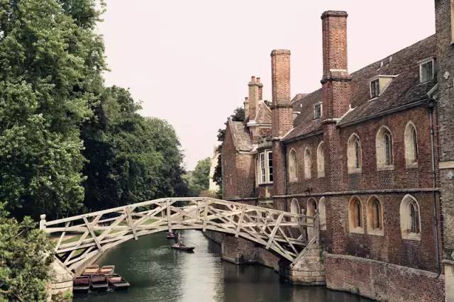 小编写完这条微信就请假去英国了,老板,这是我离英国最近的时刻