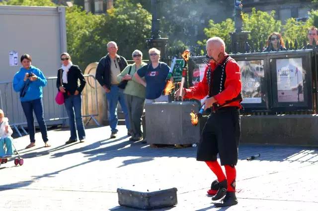 小编写完这条微信就请假去英国了,老板,这是我离英国最近的时刻