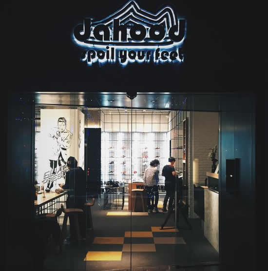 郑恺王嘉尔潮牌,余文乐开的潮牌店