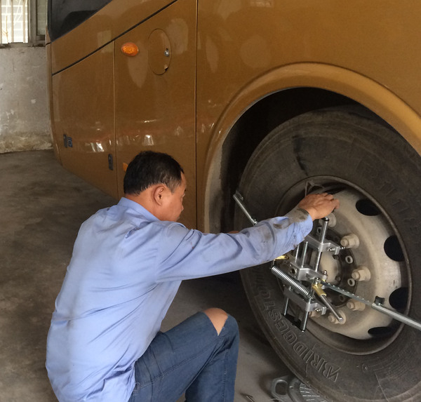 四轮定位和底盘定位哪个好,小车四轮定位多少公里定位一次