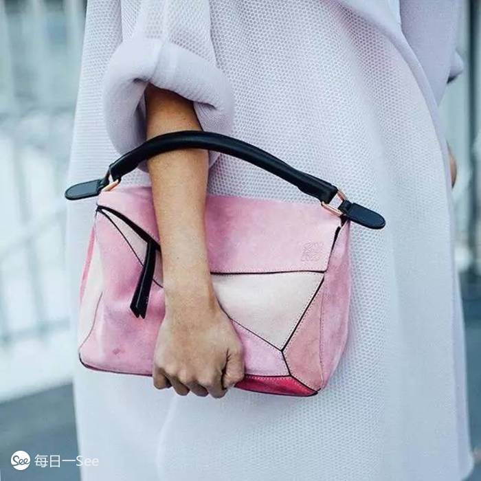 100个值得买的包包品牌,今年很流行宽肩带包包