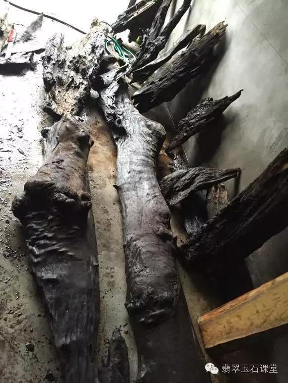 拆70年老宅发现100多年前的乌木,农民挖出一个天价的乌木