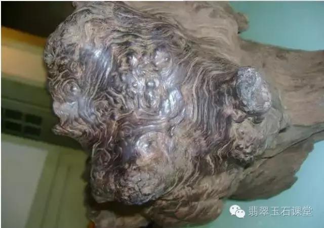 拆70年老宅发现100多年前的乌木,农民挖出一个天价的乌木