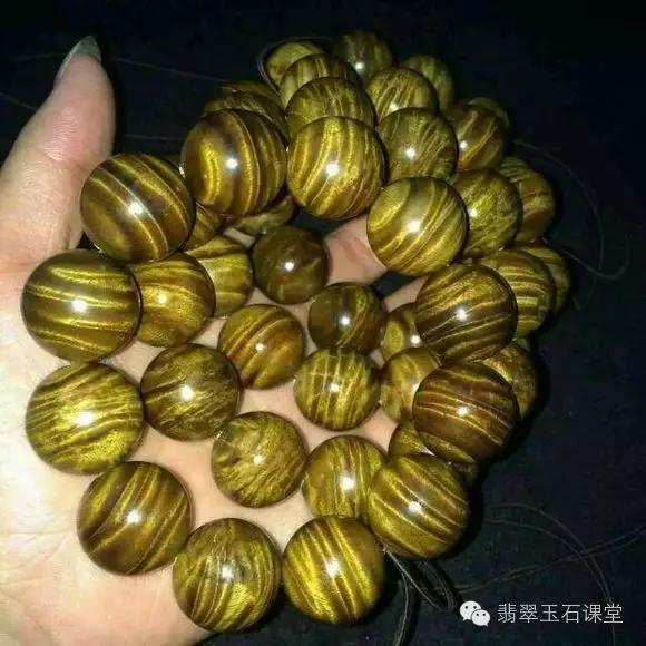 拆70年老宅发现100多年前的乌木,农民挖出一个天价的乌木