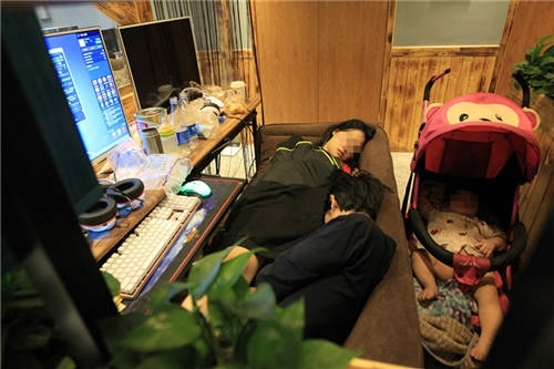 五六千工资租不起房夫妻带婴儿住网吧,凄惨!