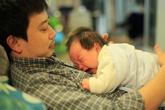 父亲肺癌晚期儿子该如何面对,男孩得了肺癌晚期父母不知道真相