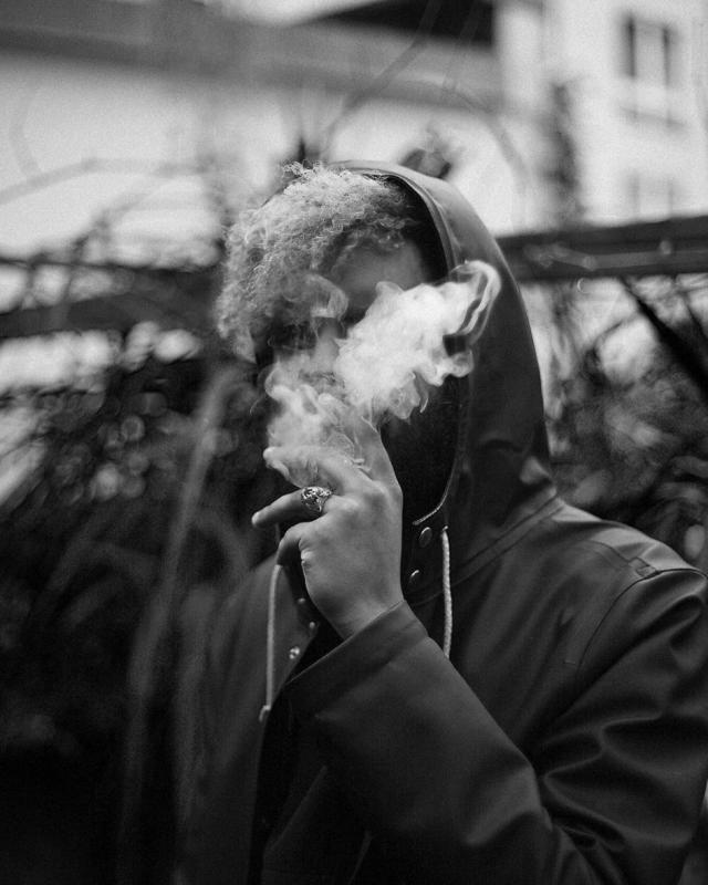 打个屁伞，真·青年就该披上雨衣起来嗨|潮物草坪