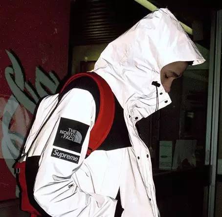 打个屁伞，真·青年就该披上雨衣起来嗨|潮物草坪