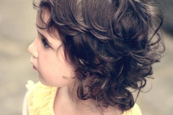 从小头发就是自来卷,从小就有浓密的秀发