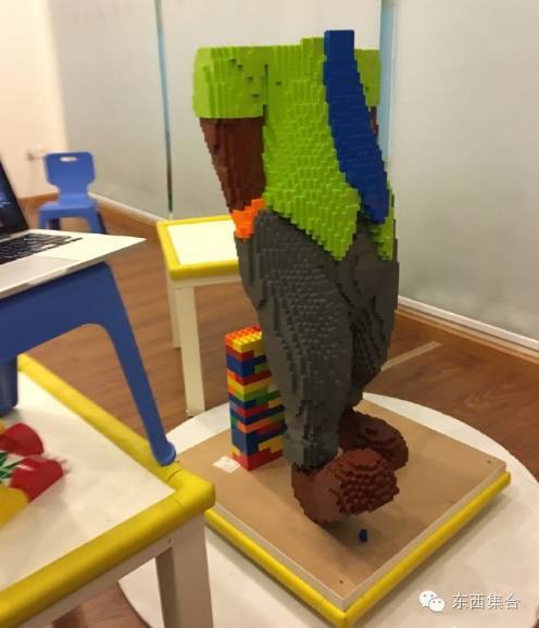 他花了3天3夜用乐高拼出了1.8米的狐狸尼克，然后就悲剧了