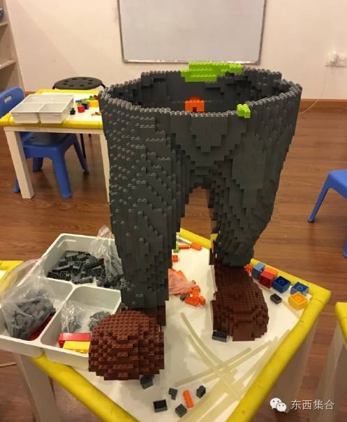 他花了3天3夜用乐高拼出了1.8米的狐狸尼克，然后就悲剧了