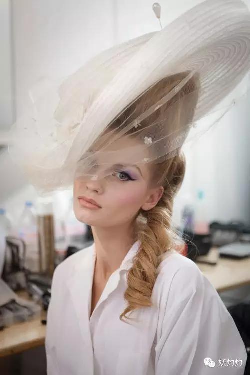 英国皇室帽子设计,英国皇室西装设计师