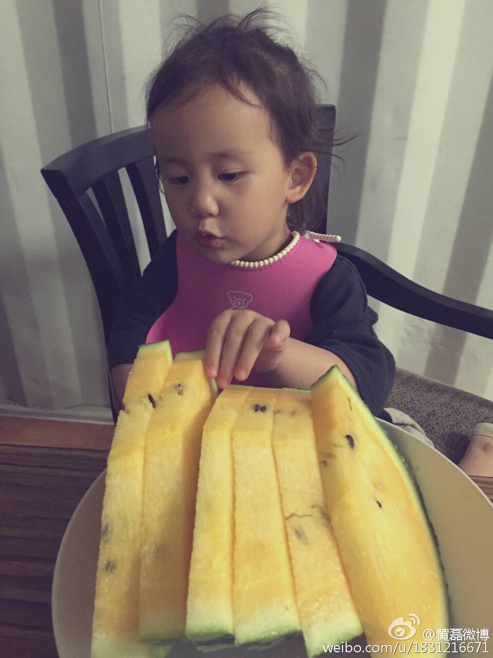 黄磊女儿多多和妹妹妈妈的合照,黄磊多多和多妹