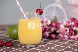 芒果饮品奶昔简单自制,在家做浓郁的芒果奶昔口感绵柔