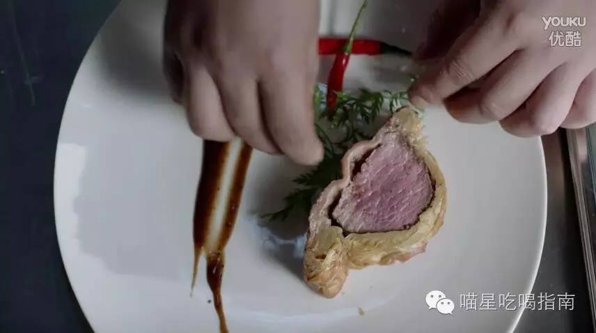 好先生惠灵顿牛排全过程,好先生做惠灵顿牛排和经理聊天