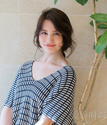 法式烫发中长发慵懒怎么扎,发量多夏季中长发发型扎法