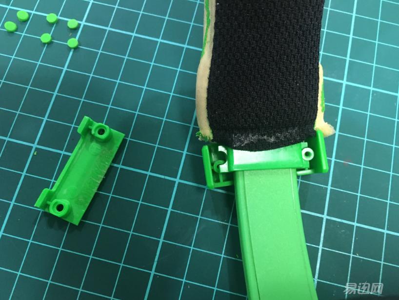 耳机外面的橡胶套烂了修复,耳机套烂了怎么换